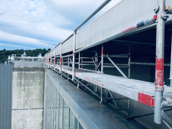 Montagem de andaime em consola para reparação das palas das fachadas do Hospital de Braga